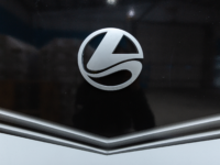 Q_21-RSS_WhiteMetallic_Legend-Boats395A3539