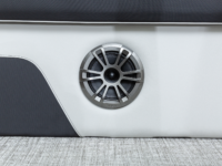 Q_21-RSS_WhiteMetallic_Legend-Boats395A3555