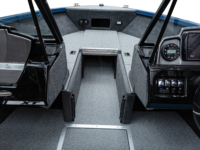 17XT_Sapphire_Legendboats395A5852