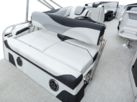 Q_21-RSS_WhiteMetallicSport_Legend-Boats395A3558