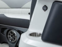 Q_21-RSS_WhiteMetallicSport_Legend-Boats395A3686