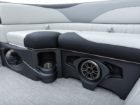 Q23QL_WhiteMetallic-Sport_LegendBoats395A2156